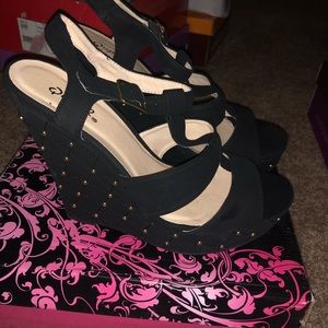 Black and gold size 8 wedges